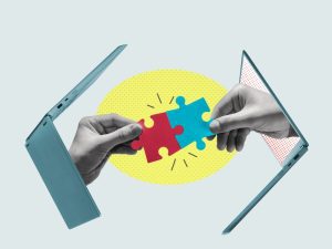 Ilustração conceitual de colaboração, com duas mãos saindo de notebooks diferentes unindo peças de quebra-cabeça.